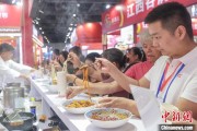 梦见搏斗“嗦粉”经济火热 中国多地“食力”出圈